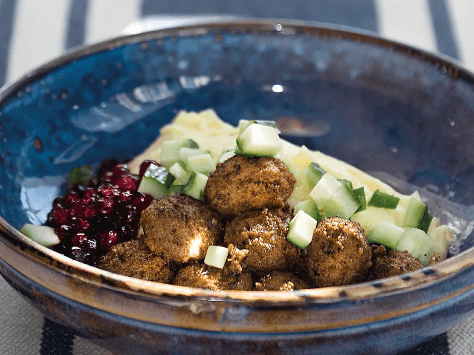 Musselbullar med krämig potatis- och palsternackspuré, vitvinssås, rårörda lingon och syrligt äpple