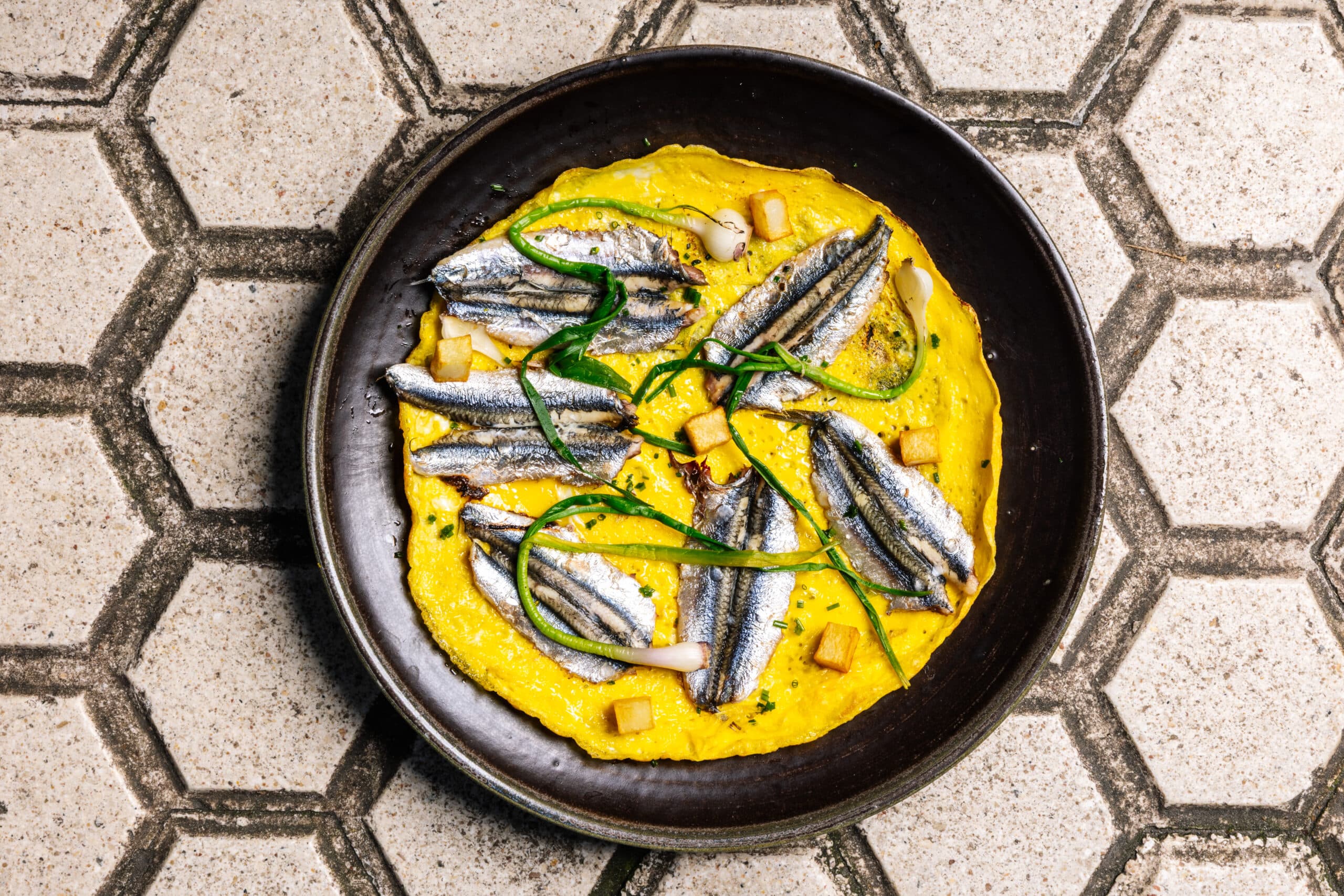 “Tortilla vaga” with anchovies, young garlic and potatoes